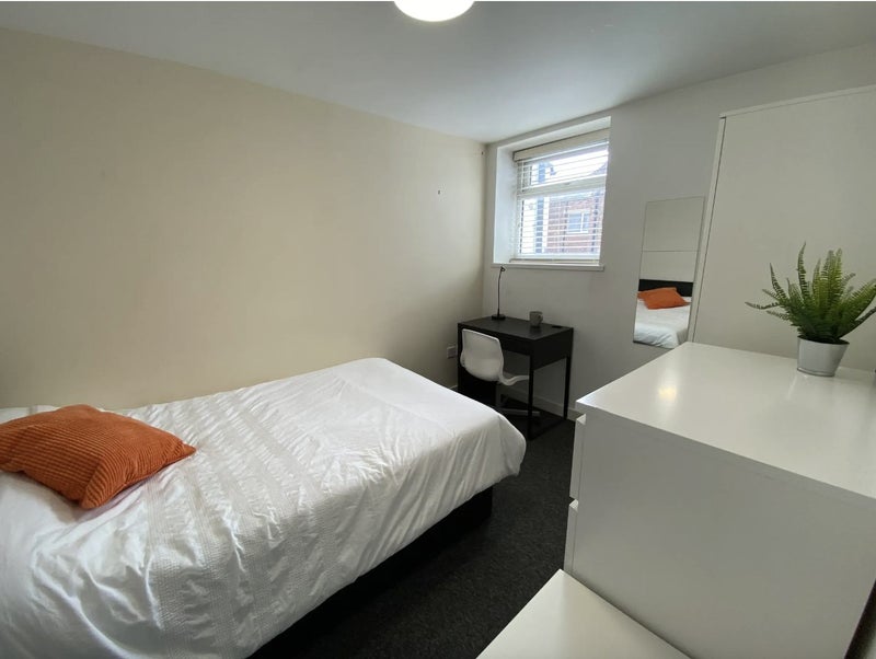 Photo 1: AVAILABLE - £500 pcm