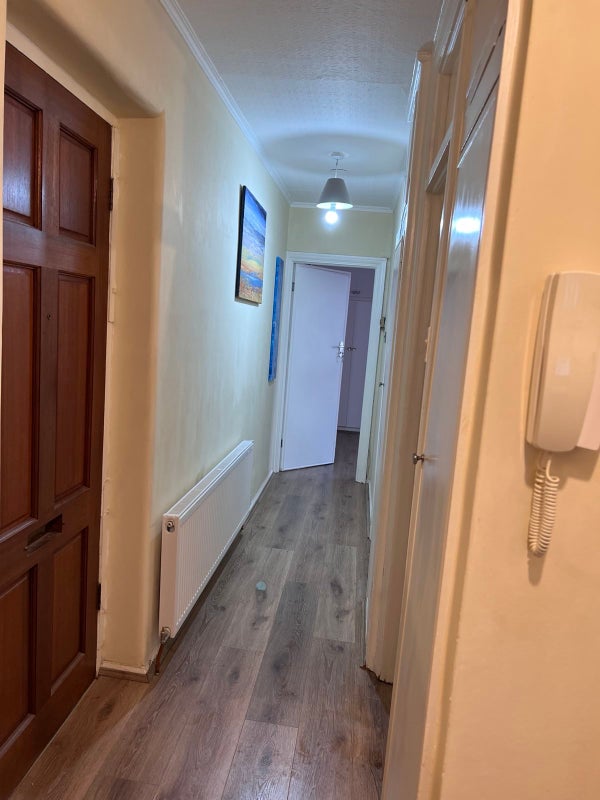 Photo 1: hallway