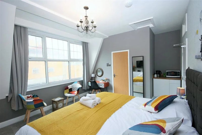 Photo 1: En-suite room £1200 pcm