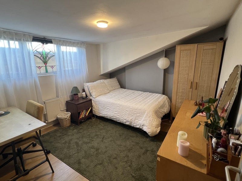 Photo 1: Bedroom