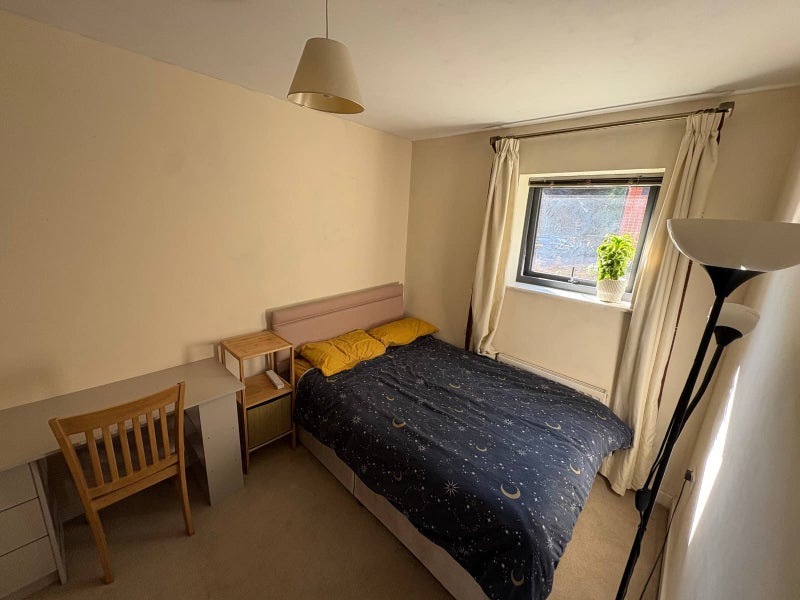 Photo 1: Bedroom