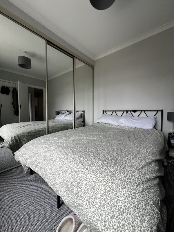 Photo 1: ROOM TO RENT 