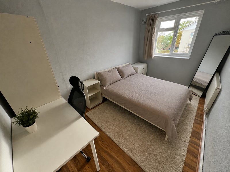 Photo 1: Room 1