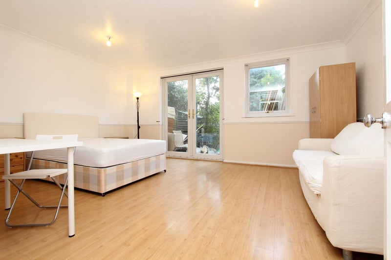 Photo 1: Room 1: £265 per week - Double room single use with private garden - £1,148 per month