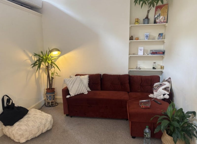 Photo 1: Lounge