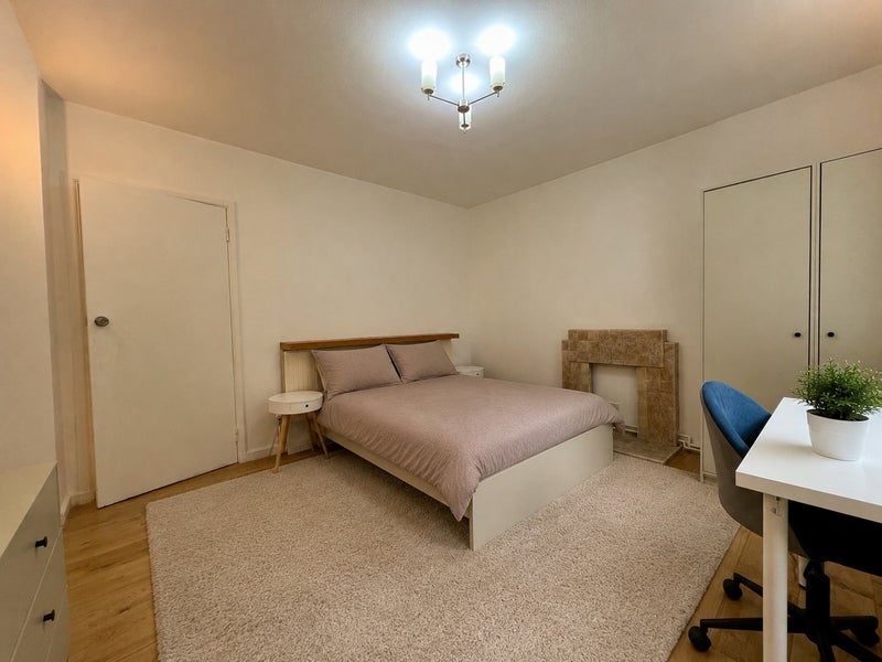 Photo 1: Room 1