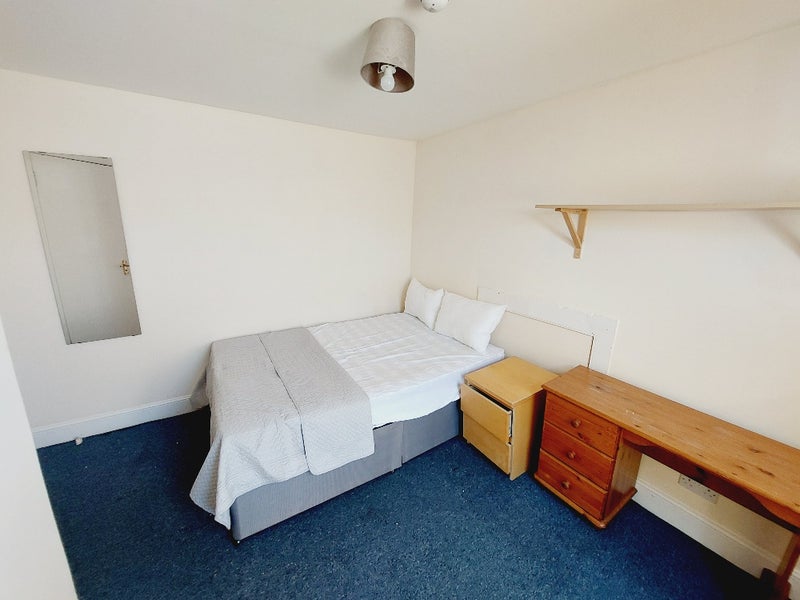 Photo 1: BEDROOM 5