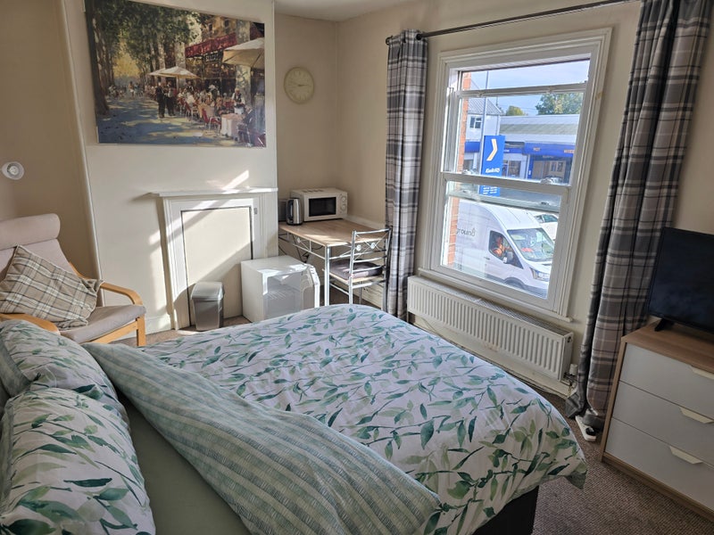 Photo 1: Room 3:- v(Available now) Large upstairs room at the front of the house with a double bed for comfor