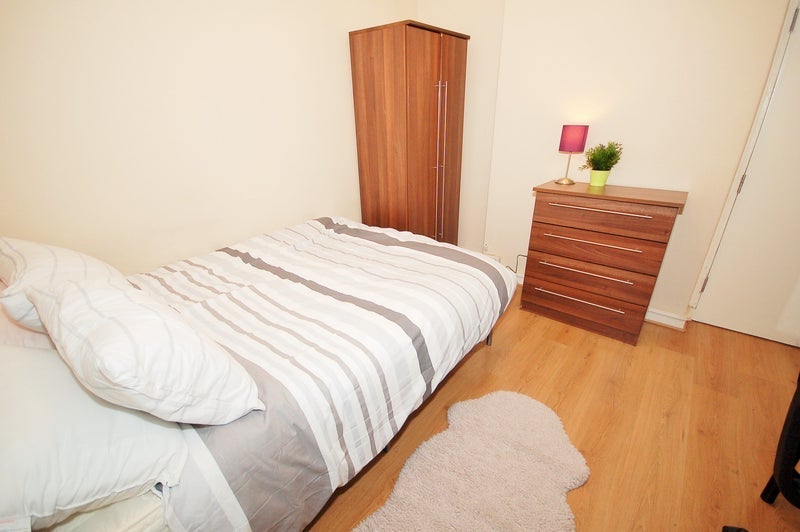 Photo 1: Room 2- £910 Available Now