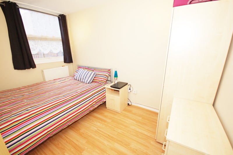 Photo 1: Room 2- £800 Available Now