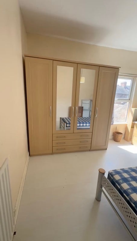 Photo 1: double bedroom pic1
