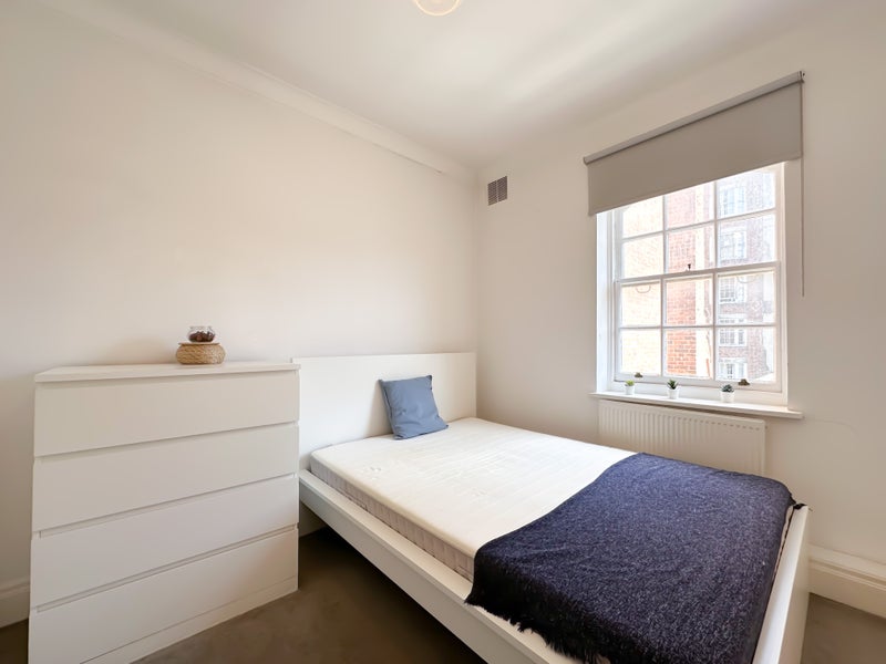 Photo 1: Bedroom
