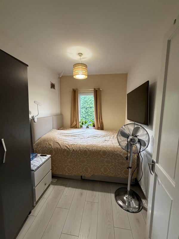 Photo 1: Room 2