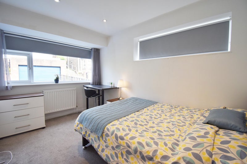 Photo 1: Stunning, Large Room