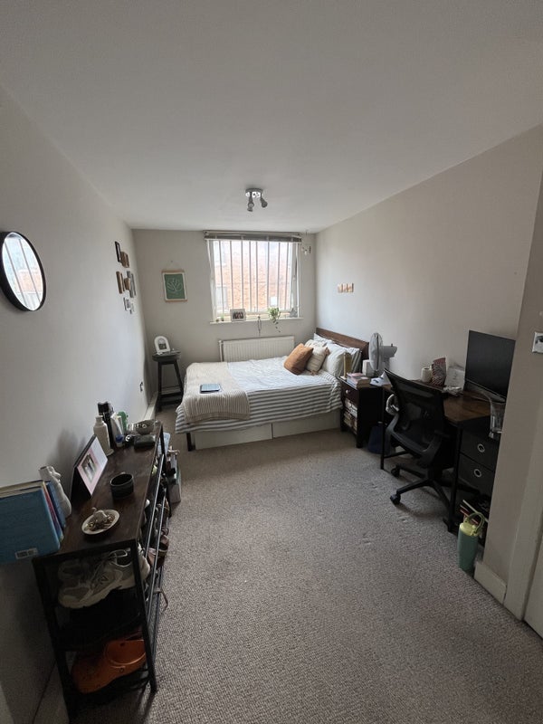 Photo 1: Double bedroom