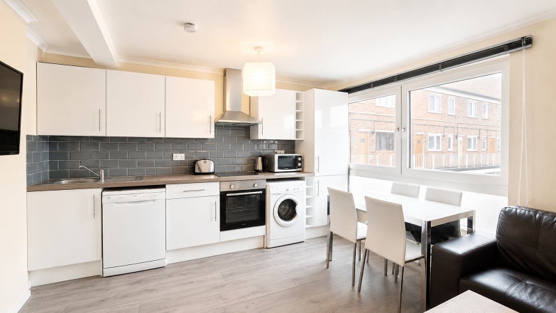 Photo 1: Kitchen Diner