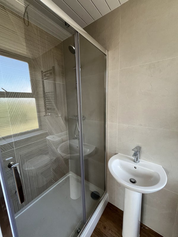 Photo 1: Ensuite