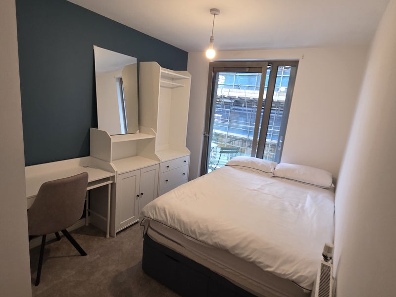 Photo 1: Bedroom to let