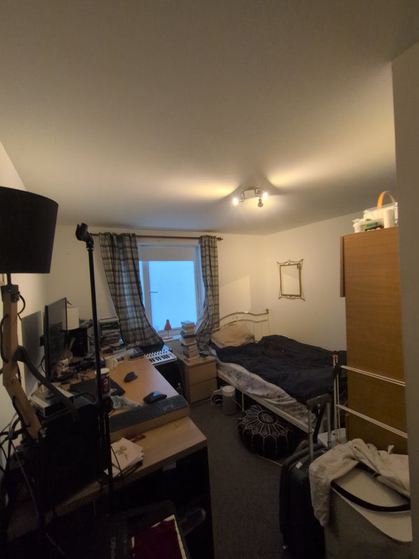 Photo 1: The room, angle 1
