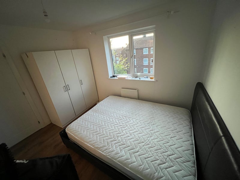 Photo 1: Ensuite Bedroom