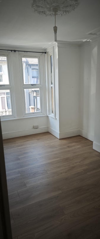 Photo 1: Main bedroom 