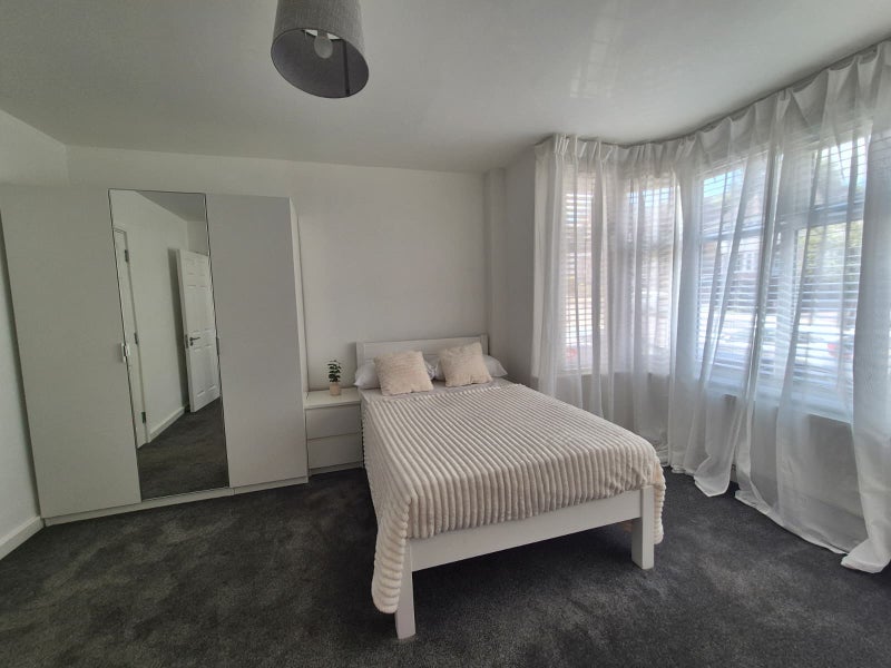 Photo 1: Double ensuite