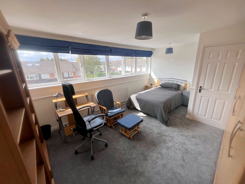 Photo 1: Bedroom