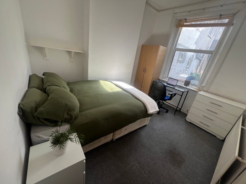 Photo 1:     Bright & spacious double room