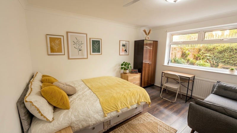 Photo 1: Room 1