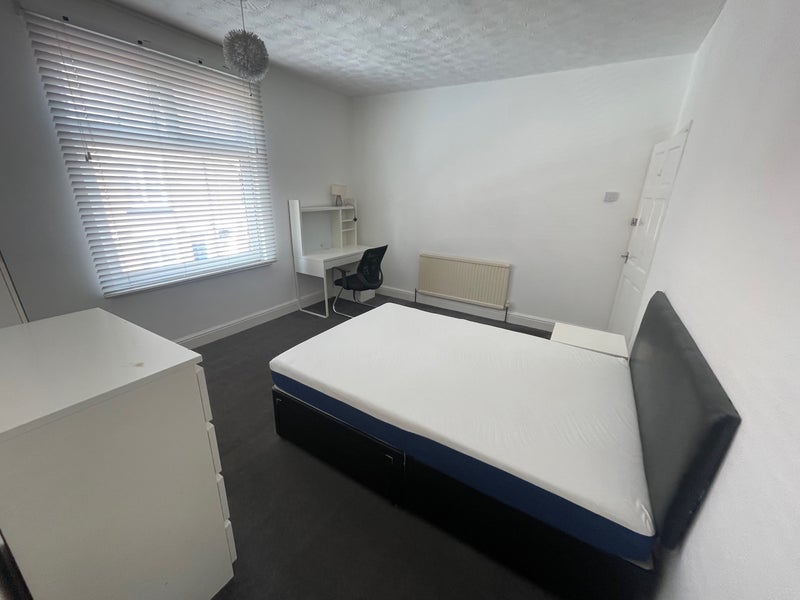 Photo 1: Room 4