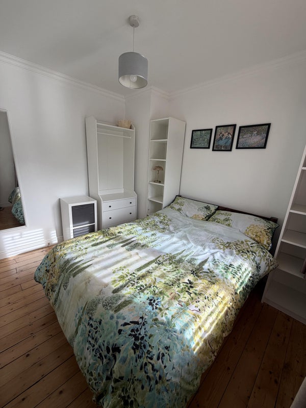 Photo 1: Bedroom to let (aw desk delivery)