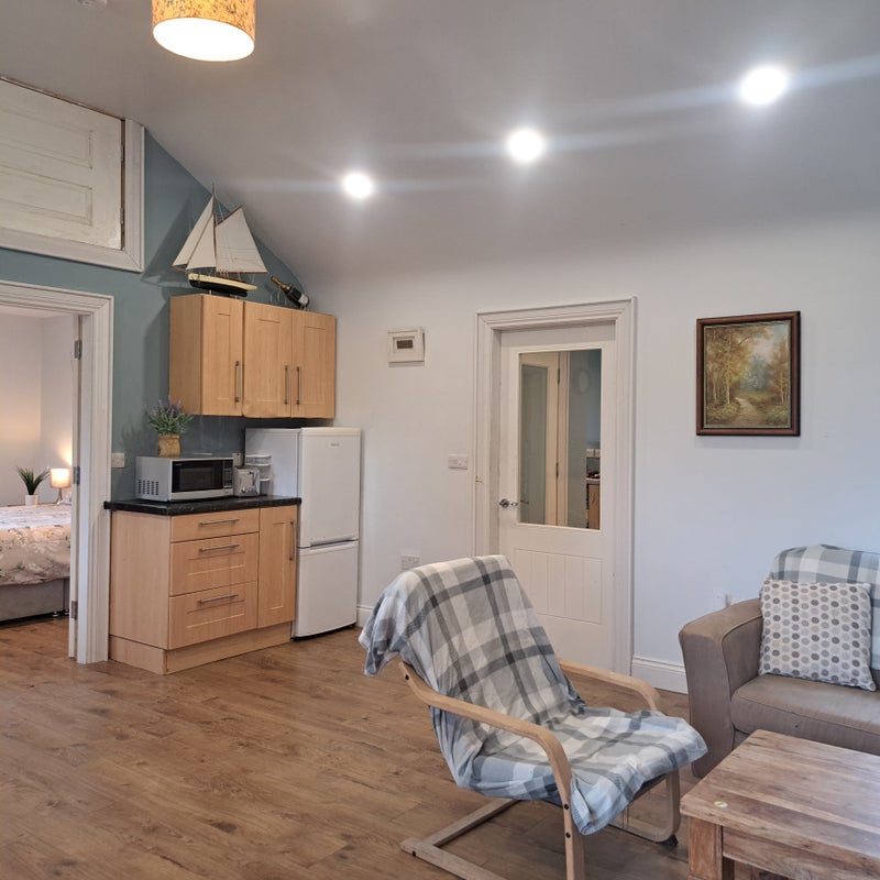 Photo 1: The bright cosy sittng area