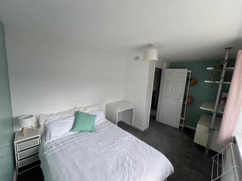 Photo 1: Bedroom