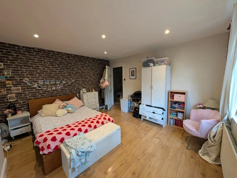 Photo 1: Bedroom 1
