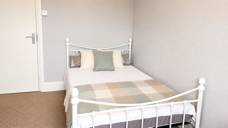 Photo 1: Room 5