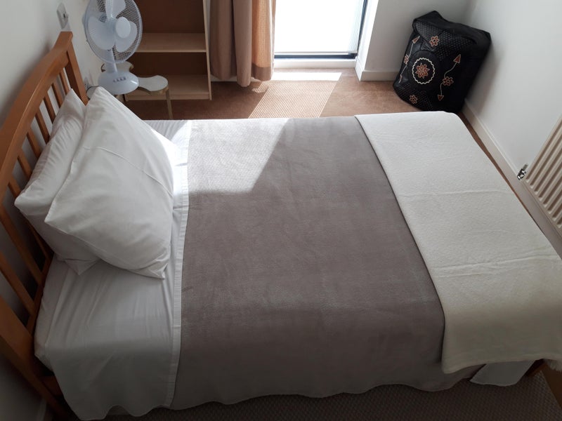 Photo 1: Bed in room