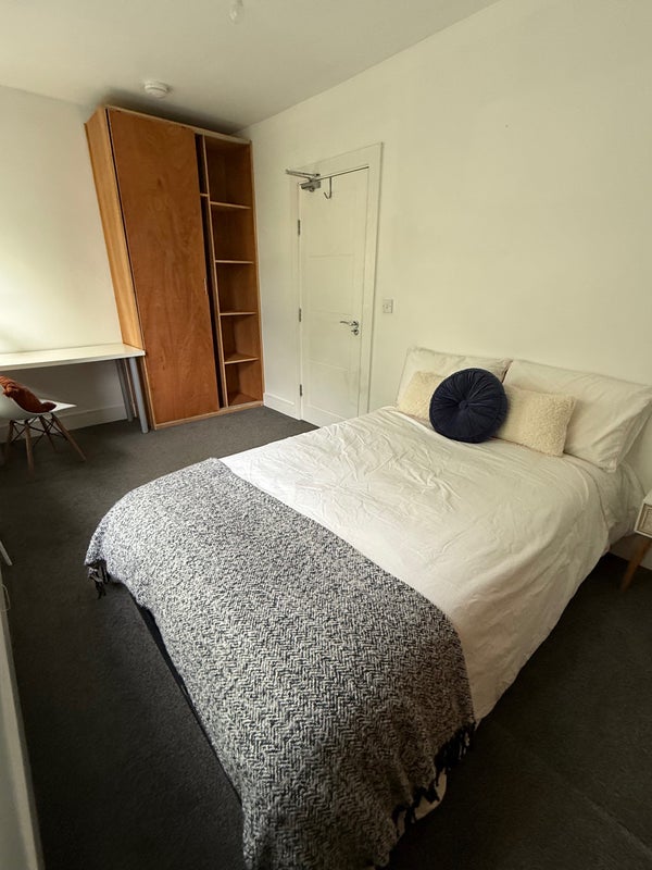 Photo 1: Room 4