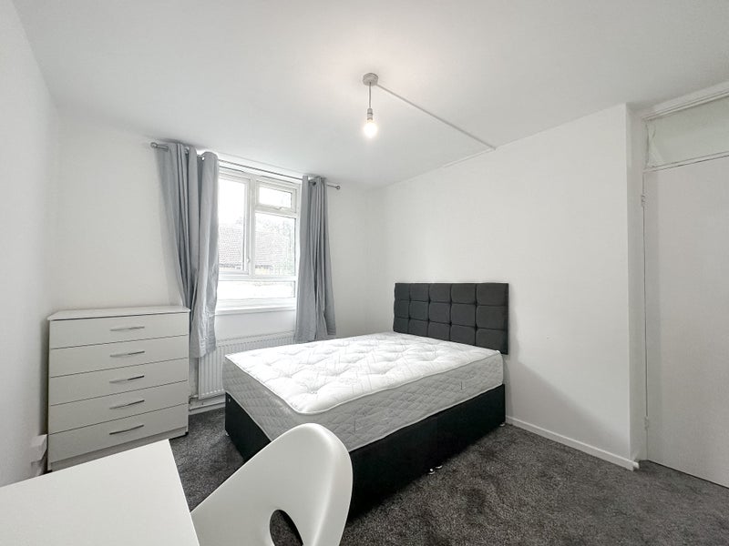 Photo 1: Bedroom