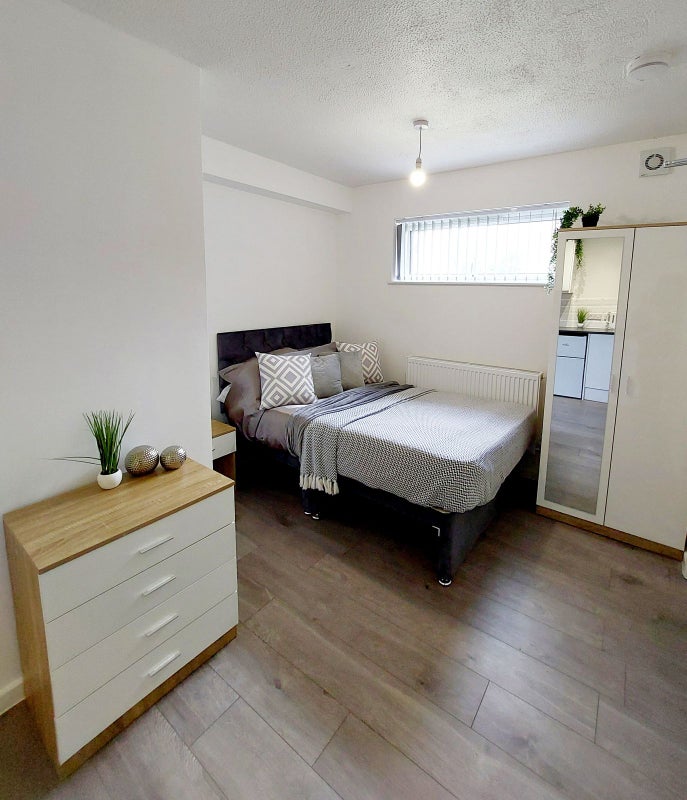 Photo 1: Room 1