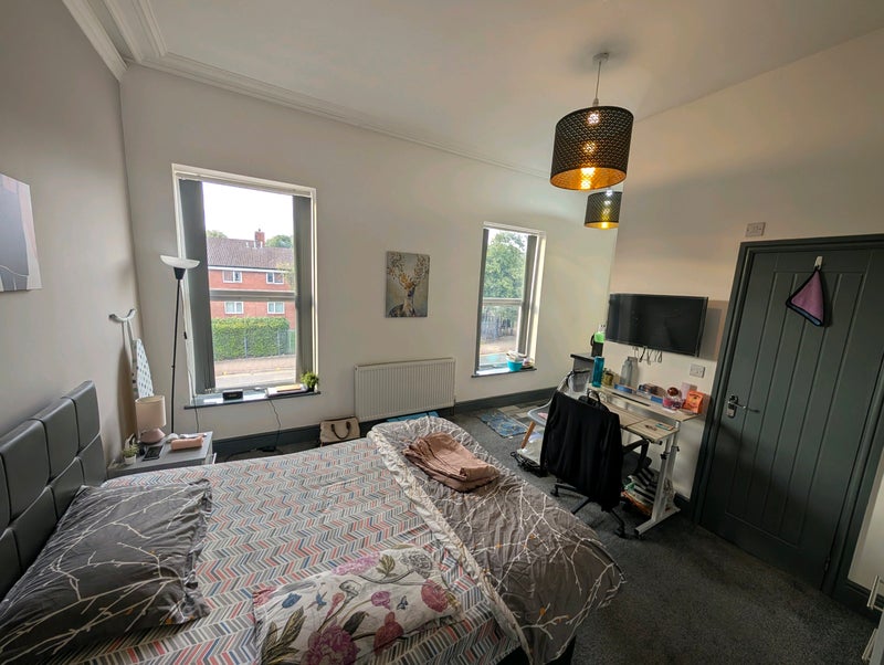 Photo 1: Room