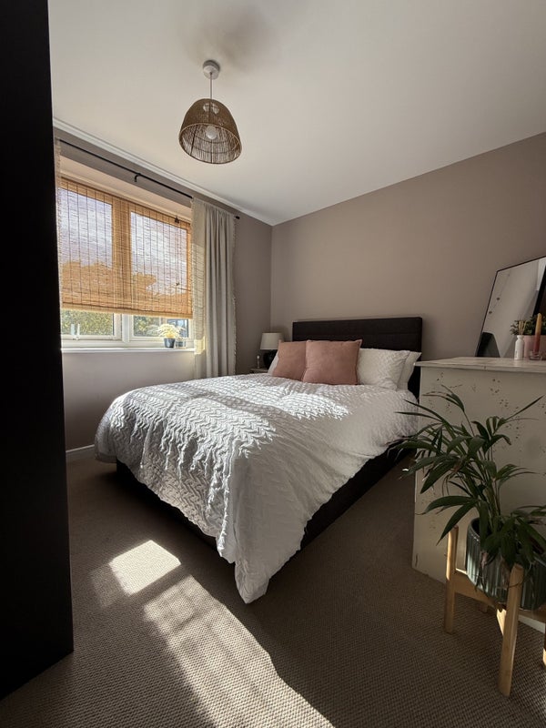 Photo 1: Bedroom
