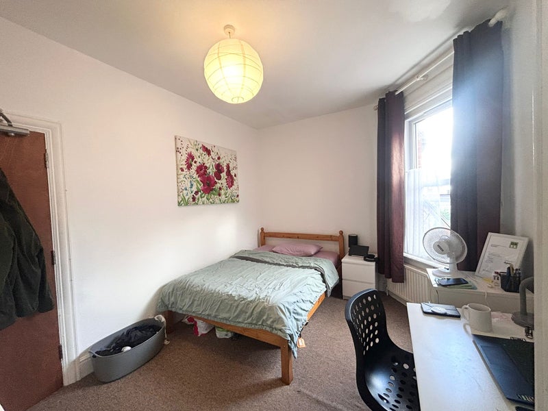 Photo 1: Room 4 