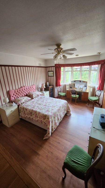 Photo 1: Double bedroom