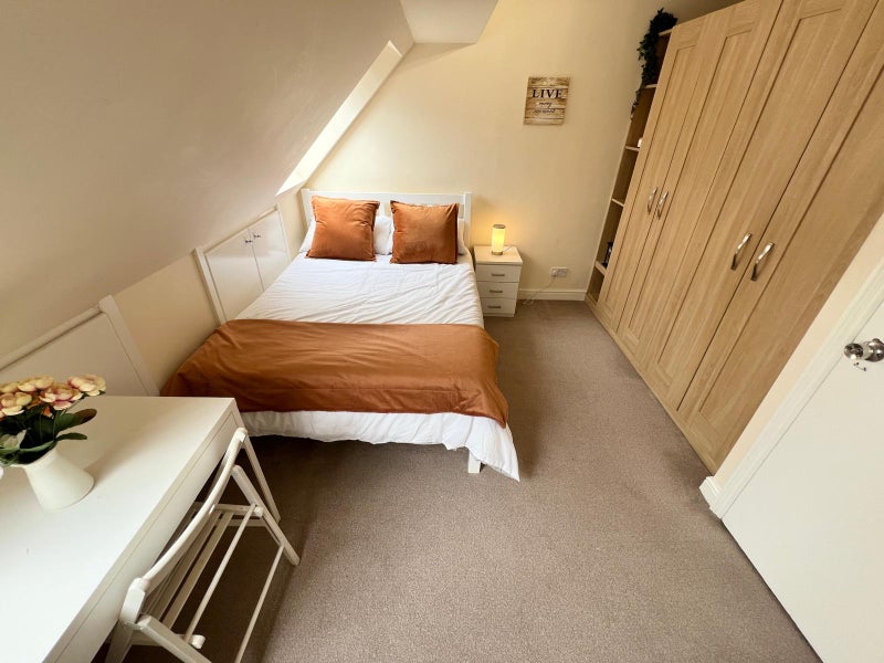 Photo 1: room