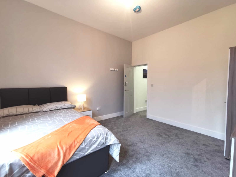 Photo 1: Room 3 En Suite