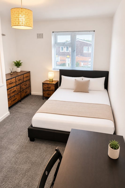 Photo 1: Room 2 En Suite