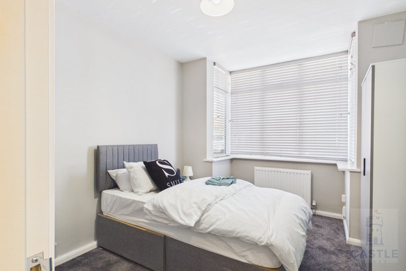 Photo 1: Room 2 