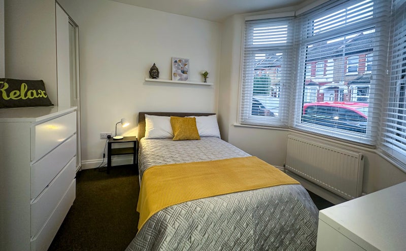 Photo 1: Ground Floor Double Room Avail 03/11