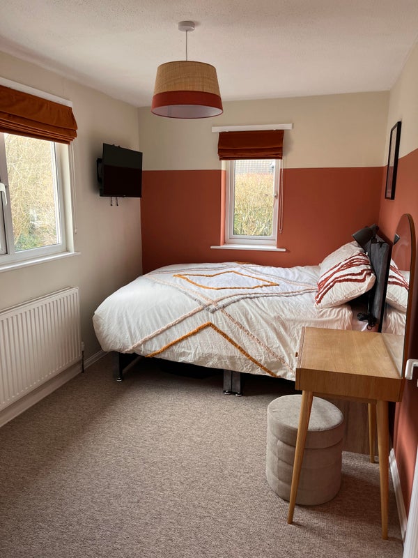 Photo 1: Bedroom 1