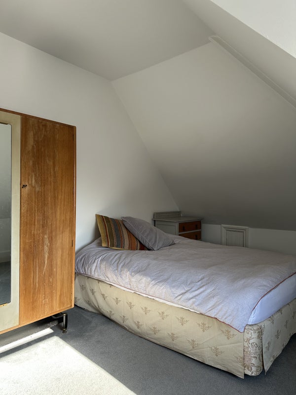 Photo 1: Comfortable double bed